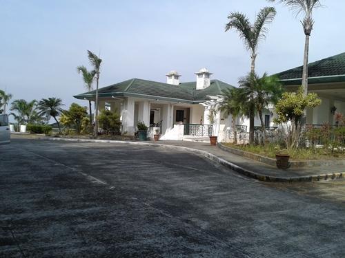 Condominium in Unit 11-E, Galanciang Cluster, Vista De Loro Heights, Puerto Azul, Ternate, Cavite - Foreclosed Property