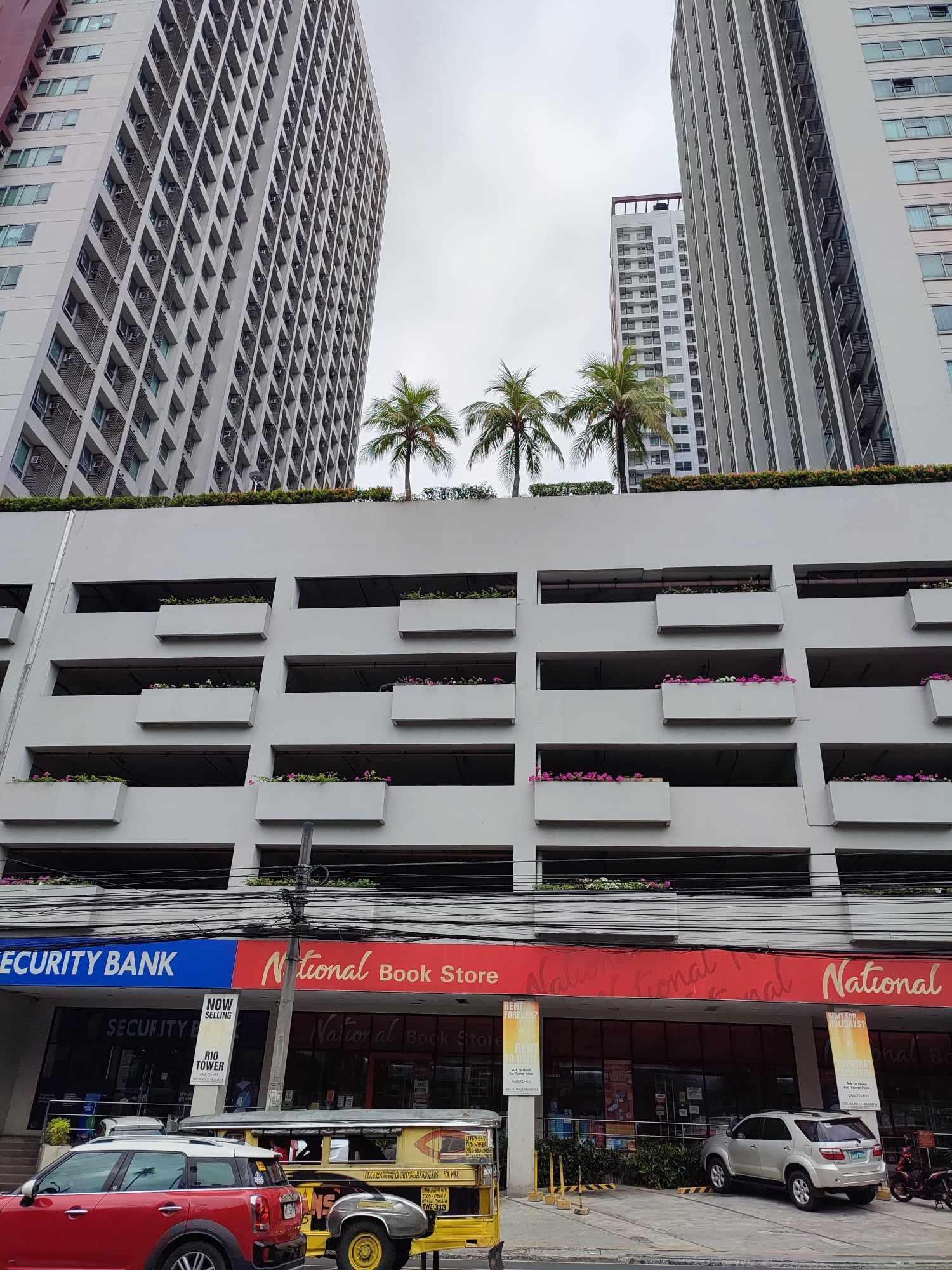 Condominium in Unit 35H, 35th Floor The Capital Towers-Athens Tower, E. Rodriguez Sr. Avenue Brgy. Kalusugan, Quezon City, Metro Manila - Foreclosed Property